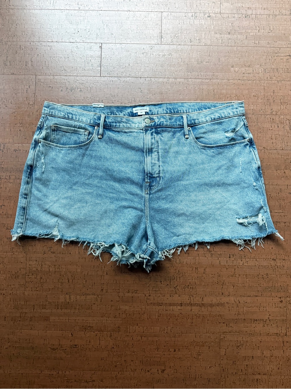 Good American NWT Distressed Raw Hem Denim Shorts Size 20